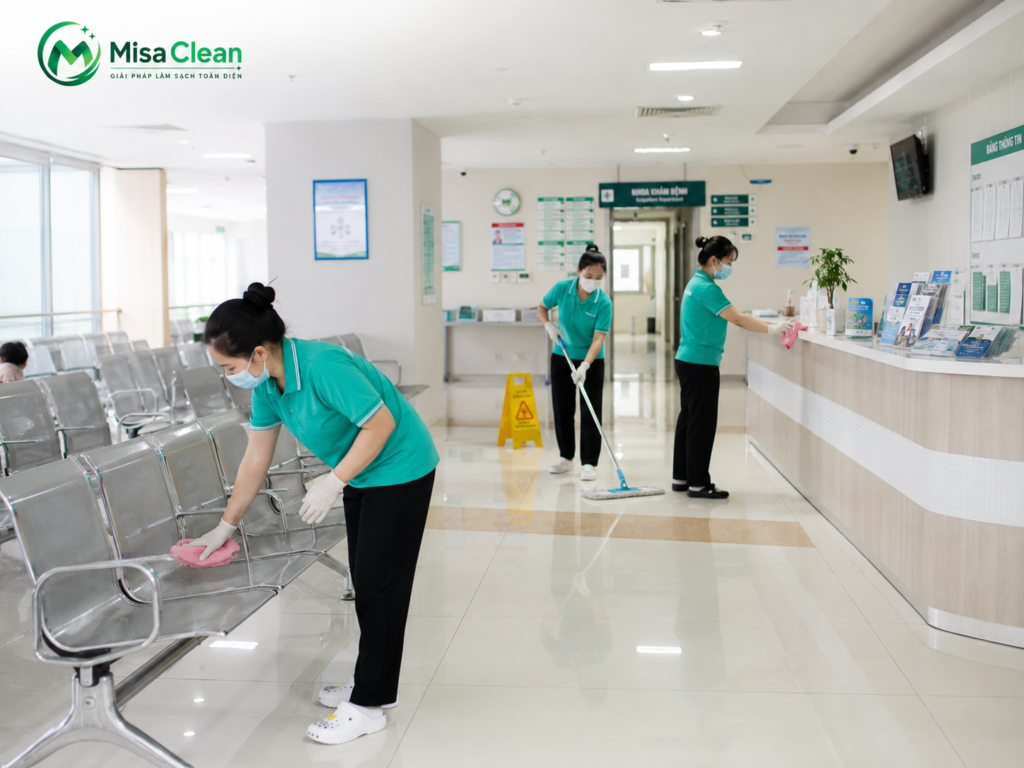Dịch vụ tạp vụ bệnh viện của MISA Clean tập trung vào vệ sinh hành lang, phòng chức năng, cửa ra vào và khu vực điều trị, đảm bảo sạch sẽ và an toàn trong quá trình sử dụng.